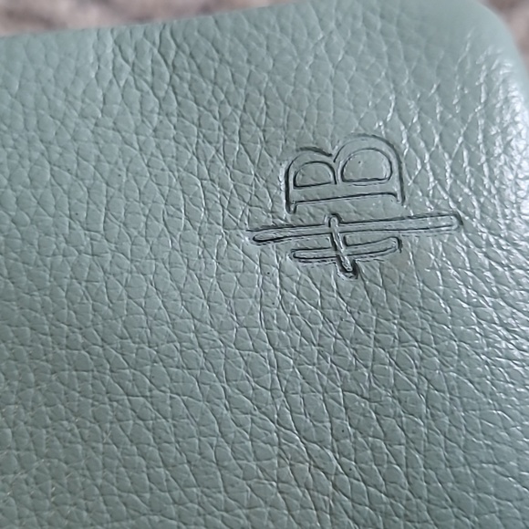 Handbag Butler Wristlet with charging port - Picture 9 of 9